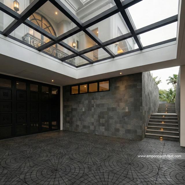 Desain Tampak Detail Depan Rumah Klasik Modern 3 Lantai Ibu YNY di Jakarta