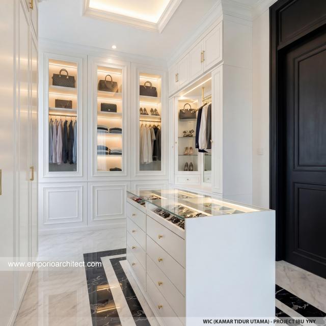 Desain Walk In Closet Rumah Klasik Modern 3 Lantai Ibu YNY di Jakarta