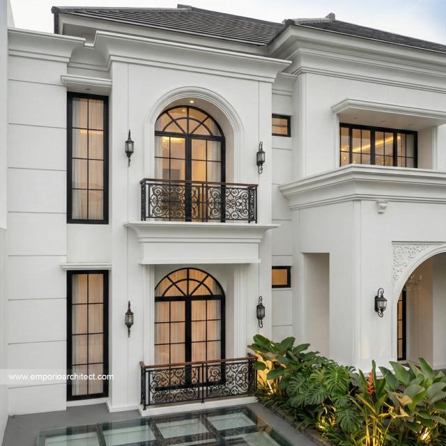 Desain Tampak Detail Balkon Rumah Klasik Modern 3 Lantai Ibu YNY di Jakarta