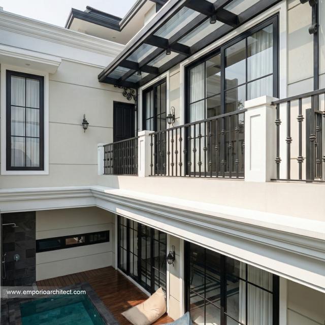 Desain Tampak Detail Belakang Rumah Mediteran 3 Lantai Ibu NV di Sidoarjo, Jawa Timur