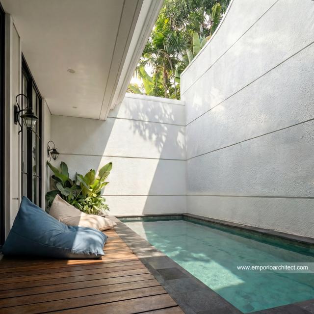 Desain Tampak Detail Kolam Rumah Mediteran 3 Lantai Ibu NV di Sidoarjo, Jawa Timur