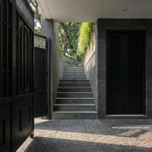 Desain Tampak Detail Depan 2 Rumah Mediteran 3 Lantai Ibu NV di Sidoarjo, Jawa Timur