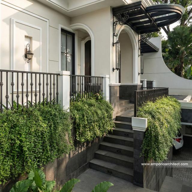Desain Tampak Detail Depan 3 Rumah Mediteran 3 Lantai Ibu NV di Sidoarjo, Jawa Timur