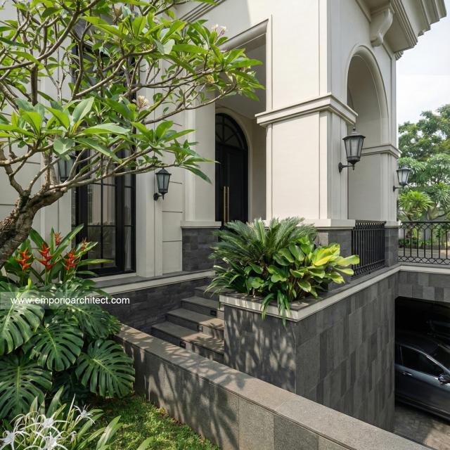 Desain Tampak Detail Depan Rumah Mediteran 4 Lantai Ibu JL di PIK, Jakarta Utara