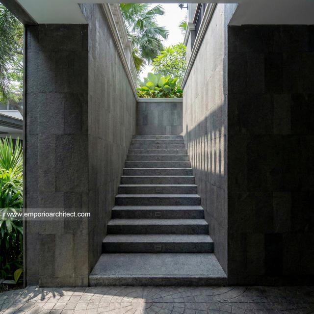 Desain Tampak Detail Depan 3 Rumah Mediteran 4 Lantai Ibu JL di PIK, Jakarta Utara