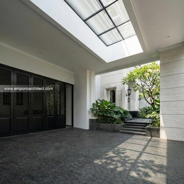 Desain Tampak Detail Depan Rumah Klasik Modern 2 Lantai Bapak GL di Pulo Mas, Jakarta Timur