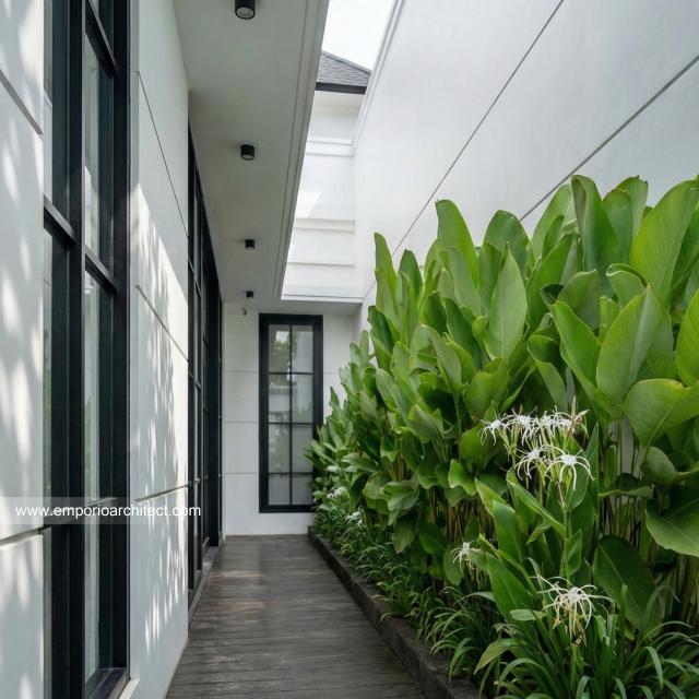 Desain Tampak Detail Belakang Rumah Mediteran Klasik 2 Lantai Bapak ALX di Cinere, Depok