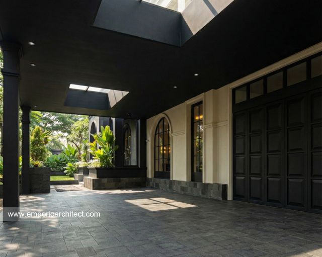 Desain Tampak Detail Depan Rumah Mediteran Klasik 2 Lantai Ibu BGV di Lampung