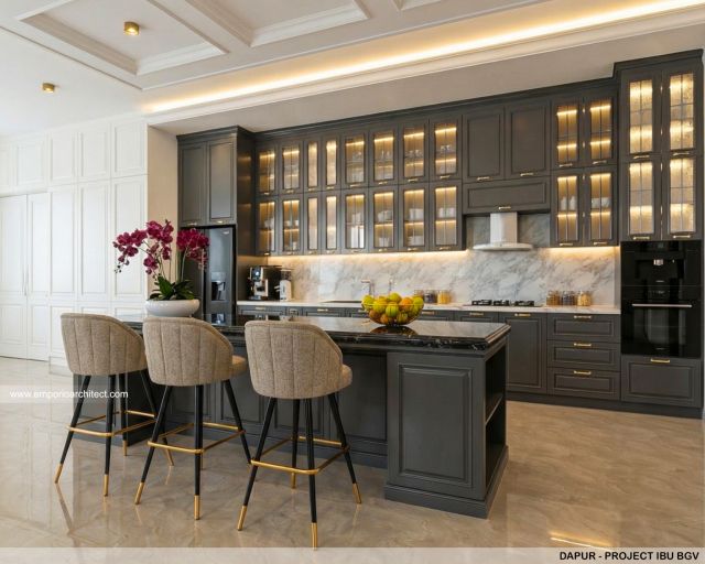 Desain Dapur Rumah Mediteran Klasik 2 Lantai Ibu BGV di Lampung