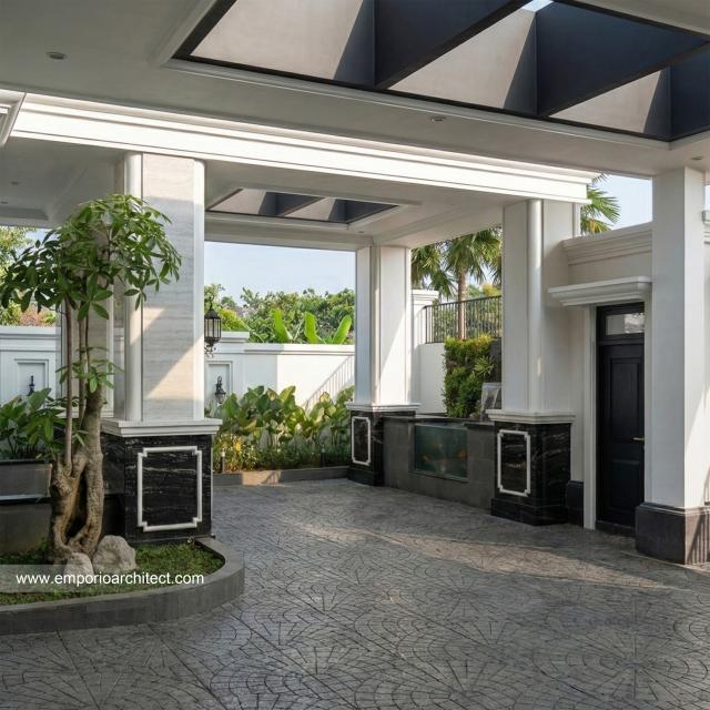 Desain Area Entrance Rumah Mediteran Klasik 2 Lantai Bapak SGK di Malang