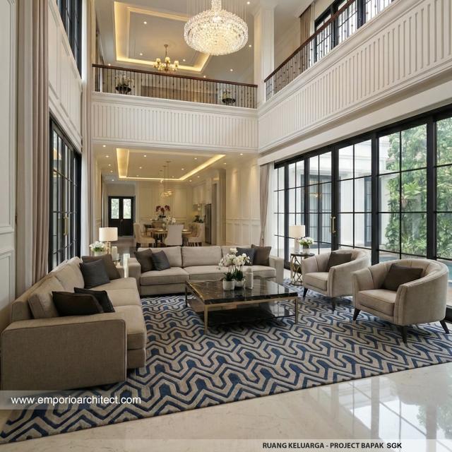 Desain Ruang Keluarga Rumah Mediteran Klasik 2 Lantai Bapak SGK di Malang