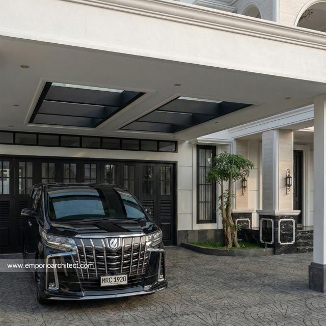 Desain Area Carport Rumah Mediteran Klasik 2 Lantai Bapak SGK di Malang