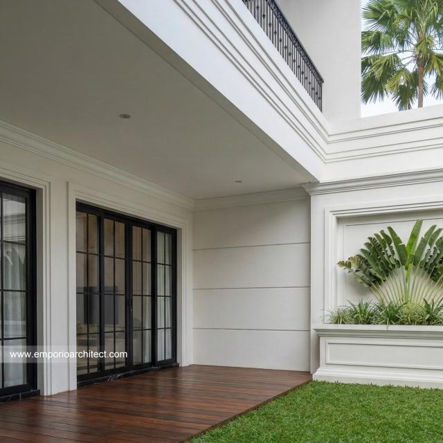 Desain Tampak Detail Belakang Rumah Mediteran Klasik 2 Lantai Ibu MRT di Sentul, Bogor