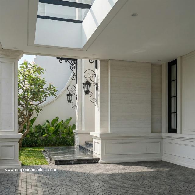 Desain Tampak Detail Depan 2 Rumah Mediteran Klasik 2 Lantai Ibu MRT di Sentul, Bogor