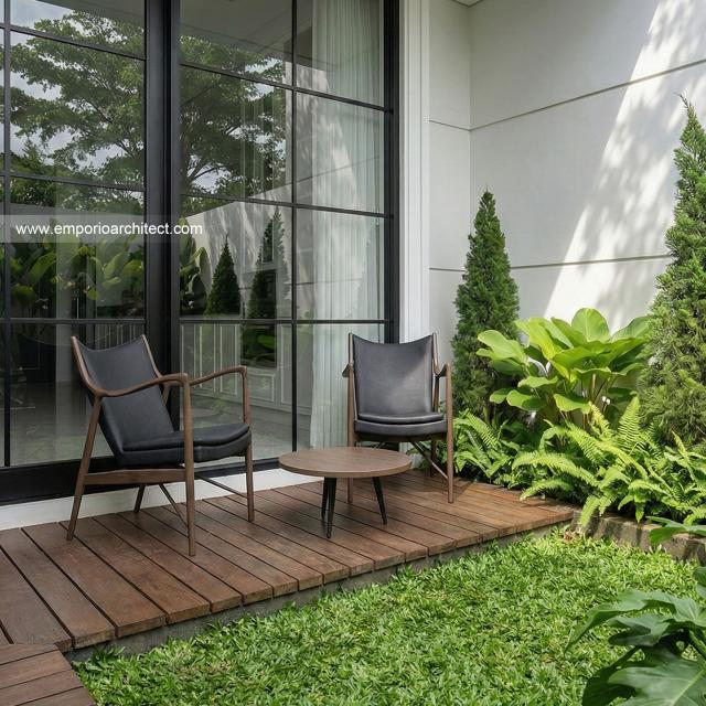 Desain Tampak Detail Belakang Rumah Mediteran Klasik 2 Lantai Bapak YLT di Samarinda