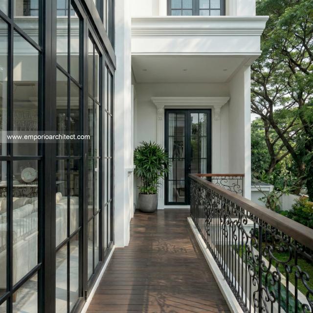 Desain Tampak Detail Balkon Belakang Rumah Mediteran Klasik 3 Lantai Ibu GST di Yogyakarta