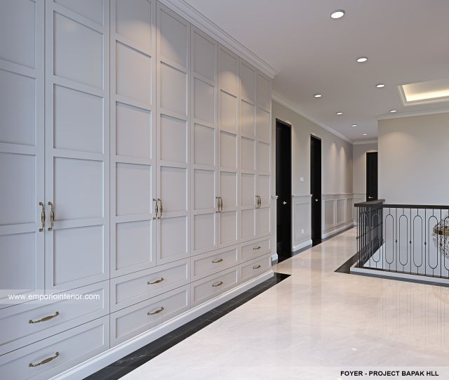 Desain Foyer Rumah Mediteran Klasik 3 Lantai Bapak HLL di Jakarta Selatan