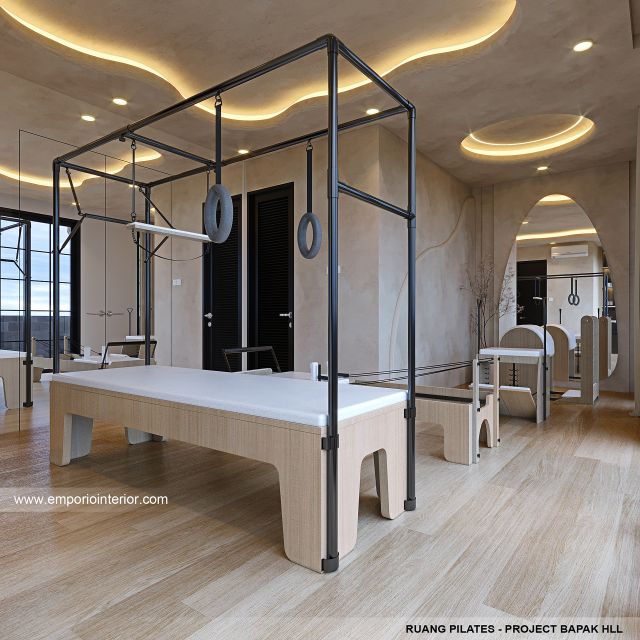 Desain Ruang Pilates Rumah Mediteran Klasik 3 Lantai Bapak HLL di Jakarta Selatan