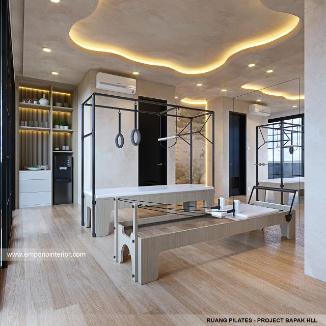 Desain Ruang Pilates Rumah Mediteran Klasik 3 Lantai Bapak HLL di Jakarta Selatan