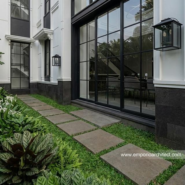 Desain Tampak Detail Belakang Rumah Mediteran Klasik 3 Lantai Bapak IKR di Jakarta
