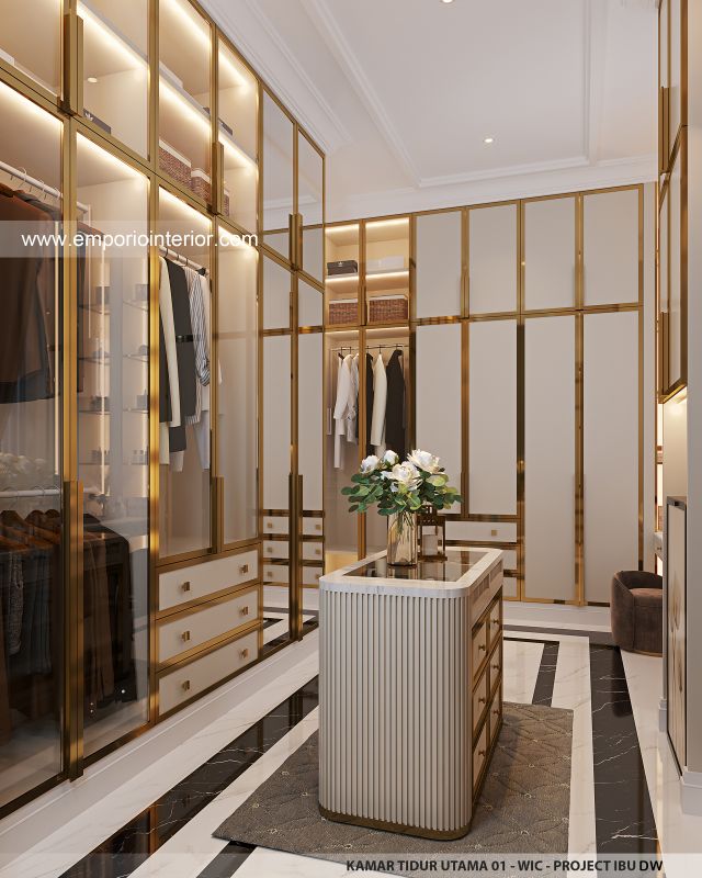 Desain WIC Kamar Tidur Utama 1 Rumah Mediteran Klasik 3 Lantai Ibu DW di Jakarta