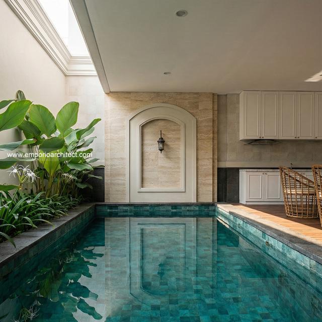 Desain Tampak Detail Belakang Rumah Mediteran Klasik 4 Lantai Ibu DSS di Ancol Barat, Jakarta Utara