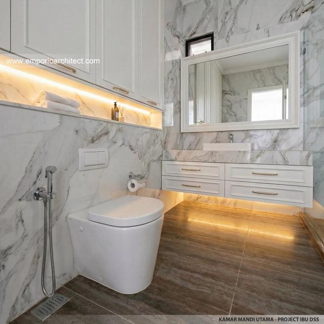 Desain Kamar Mandi Utama Rumah Mediteran Klasik 4 Lantai Ibu DSS di Ancol Barat, Jakarta Utara