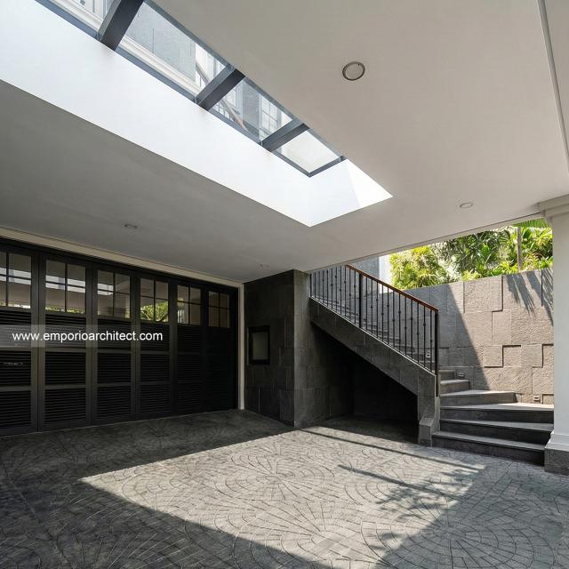 Desain Tampak Detail Garase Rumah Mediteran Klasik 4 Lantai Ibu DSS di Ancol Barat, Jakarta Utara