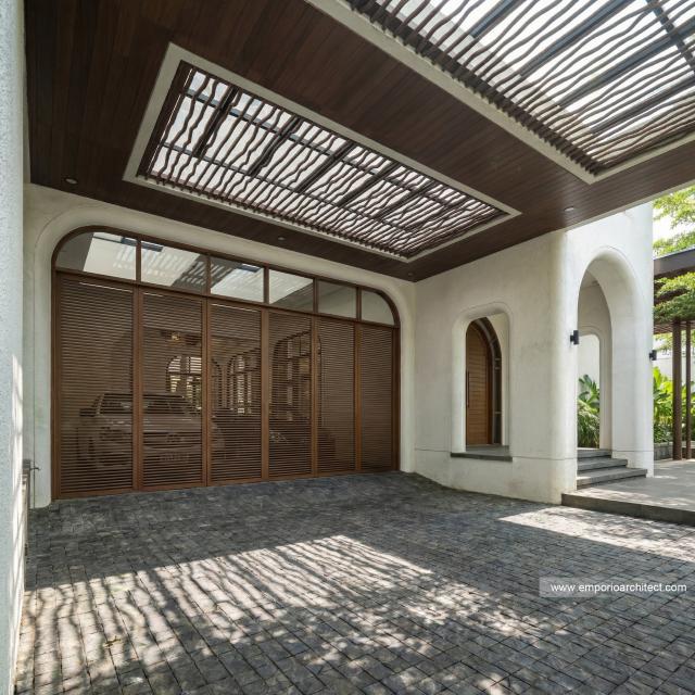 Desain Tampak Detail Depan Rumah Mediteran 1 Lantai Bapak ELG di Jakarta