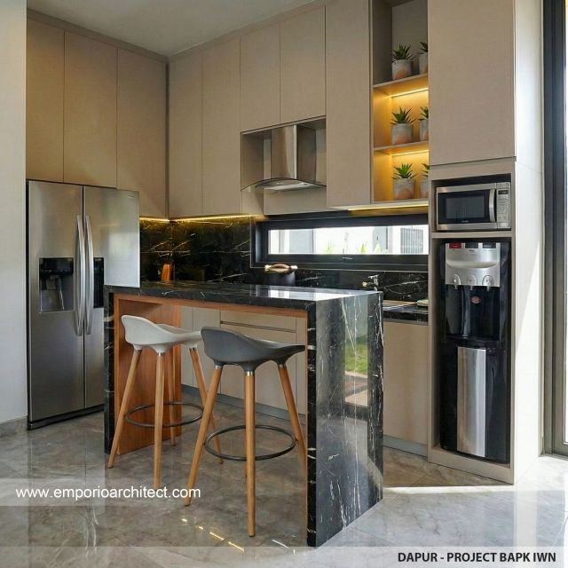 Desain Dapur Rumah Modern 2 Lantai Bapak IWN di Sukoharjo, Jawa Tengah