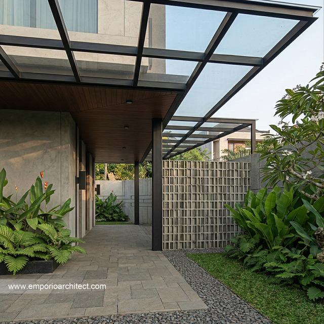 Desain Tampak Detail Belakang 2 Rumah Modern 2 Lantai Bapak IWN di Sukoharjo, Jawa Tengah