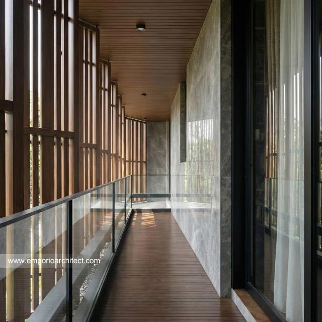 Desain Tampak Detail Selasar Rumah Modern 2 Lantai Ibu VV di Palembang