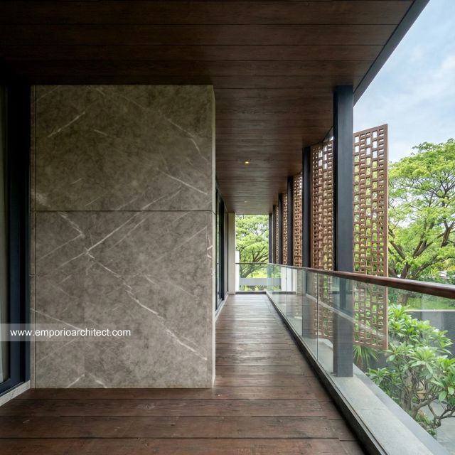 Desain Tampak Detail Belakang 5 Rumah Modern 2 Lantai Bapak WND di Pekanbaru