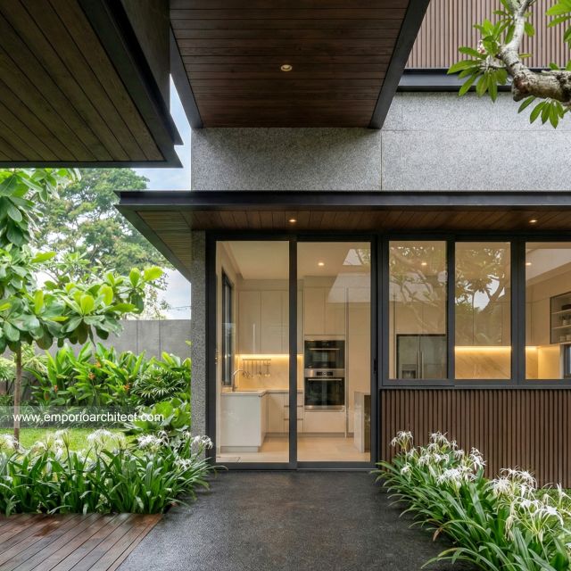 Desain Tampak Detail Belakang 3 Rumah Modern 2 Lantai Bapak WND di Pekanbaru