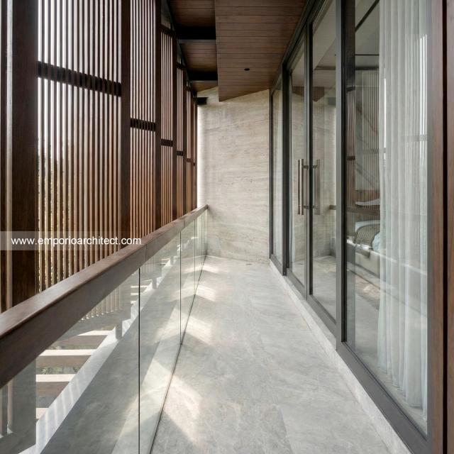 Desain Tampak Detail Balkon Rumah Modern 2 Lantai Ibu A di Samarinda