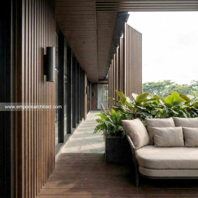 Desain Tampak Balkon Belakang Rumah Modern 2 Lantai Ibu A di Samarinda