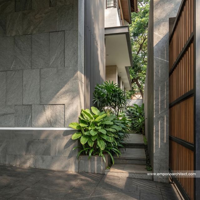 Desain Tampak Detail Depan 2 Rumah Modern 2 Lantai Bapak WYS di Bali