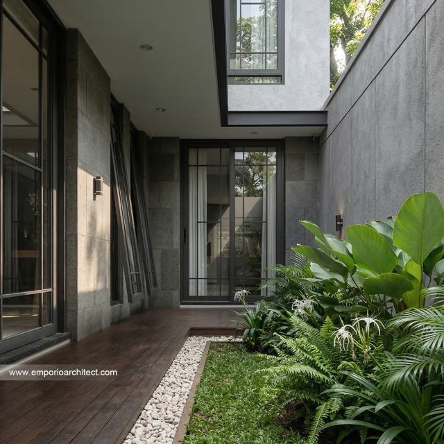 Desain Tampak Detail Belakang Rumah Modern 2 Lantai Bapak WYS di Bali