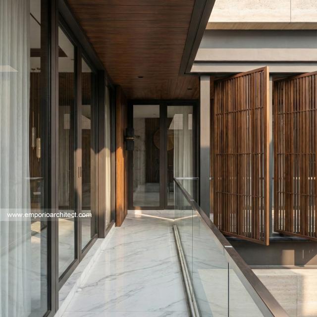 Desain Balkon Belakang Rumah Modern 2 Lantai Bapak HDR di Tabanan, Bali