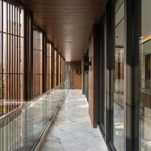 Desain Balkon Belakang 2 Rumah Modern 2 Lantai Bapak HDR di Tabanan, Bali