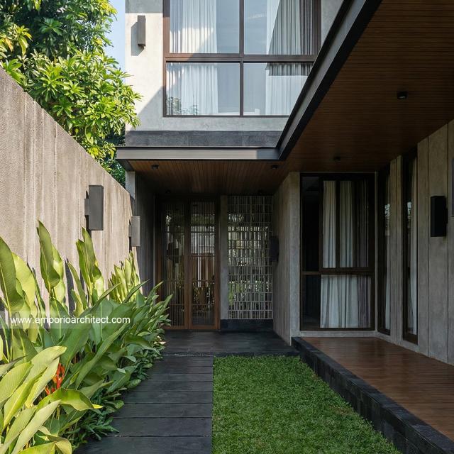 Desain Tampak Detail Belakang Rumah Modern 2 Lantai Bapak SN di Batam