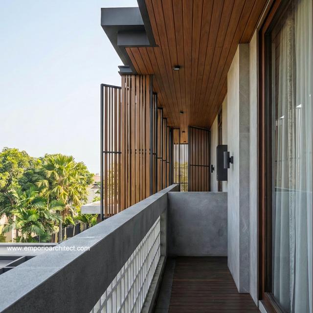 Desain Tampak Detail Balkon Rumah Modern 2 Lantai Bapak SN di Batam
