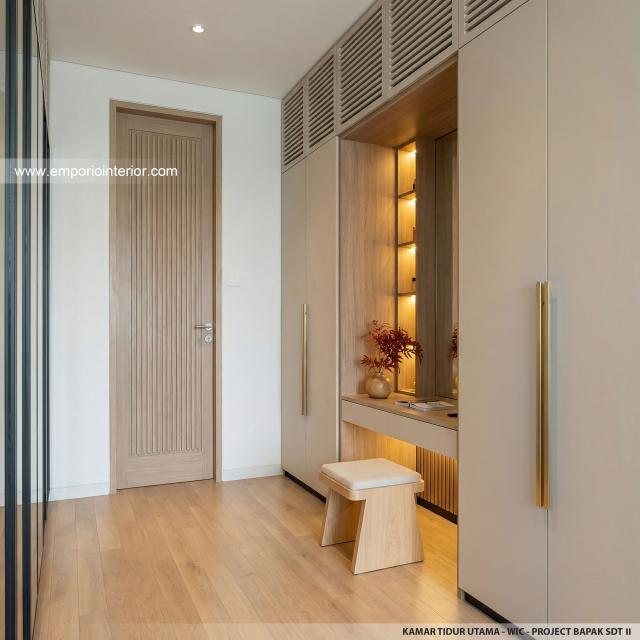 Desain WIC Kamar Tidur Utama Rumah Modern 2 Lantai Bapak SDT II di Solo