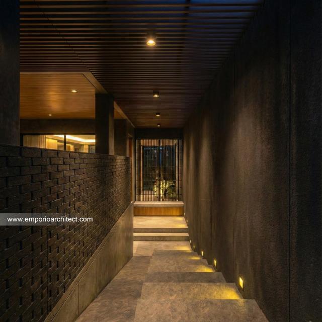 Desain Detail Tangga Depan Rumah Modern 2 Lantai Bapak BBN di Bandung