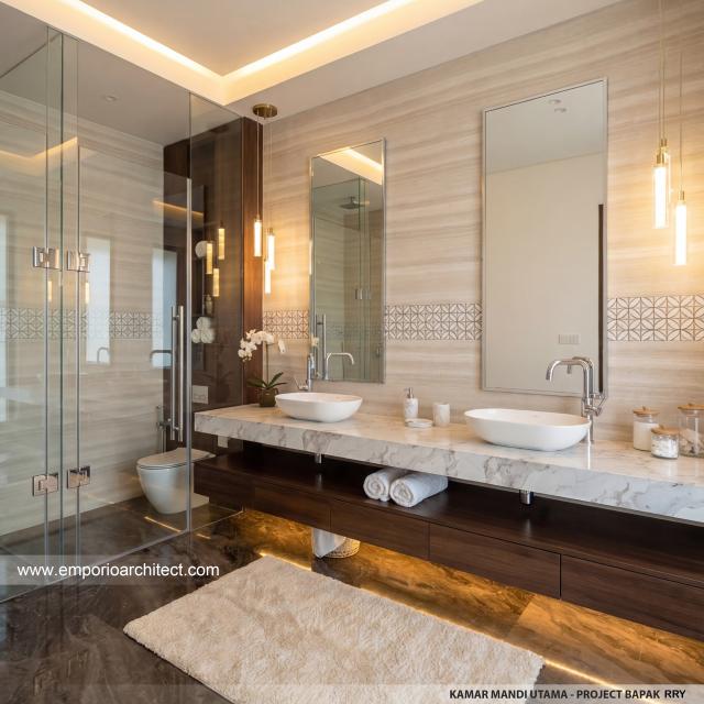 Desain Kamar Mandi Utama Rumah Modern 2 Lantai Bapak RRY di Makassar