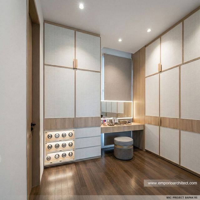 Desain WIC Rumah Modern 2 Lantai Bapak RS di Banten