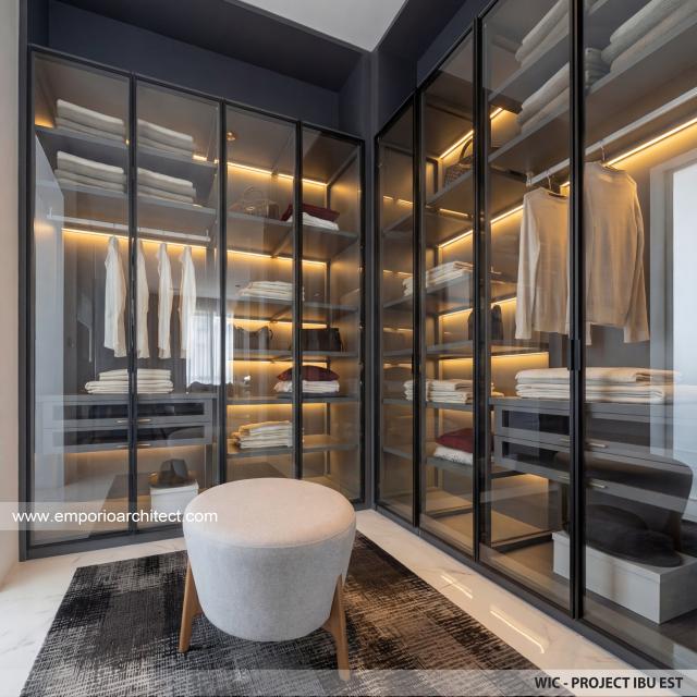 Desain Walk In Closet Rumah Modern 2.5 Lantai Ibu EST di Semarang