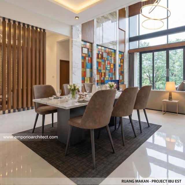 Desain Ruang Makan Rumah Modern 2.5 Lantai Ibu EST di Semarang