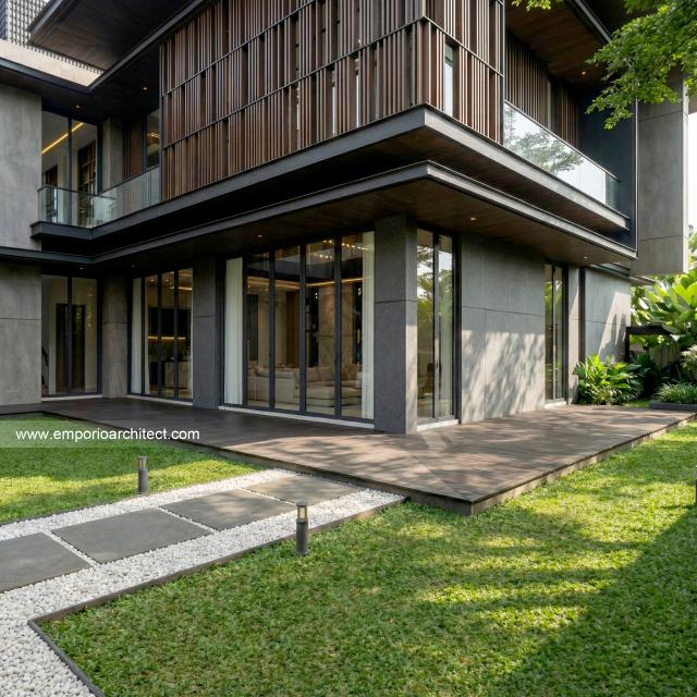 Desain Tampak Belakang Rumah Modern 2.5 Lantai Ibu LL di Kalimantan Tengah