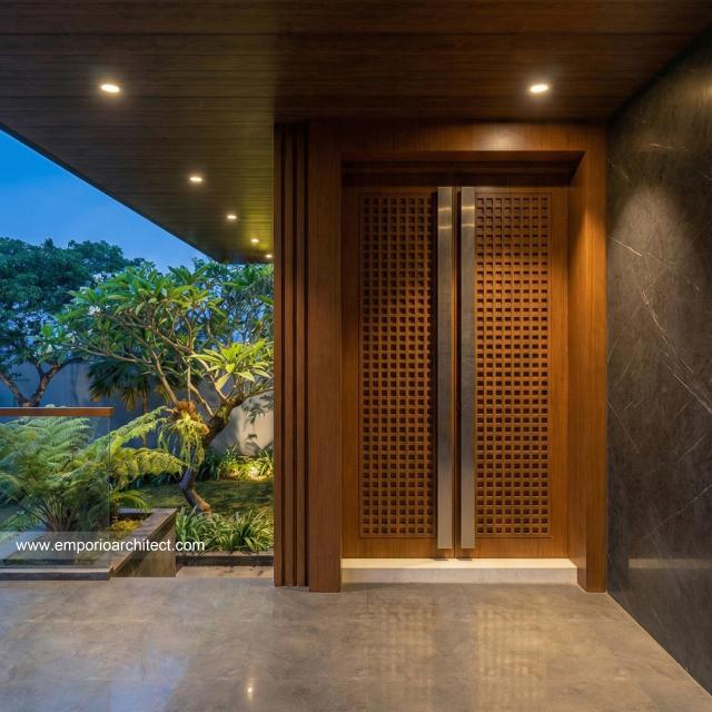 Desain Detail Entrance Rumah Modern 3 Lantai Bapak ALV di Tangerang